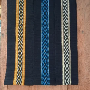 Camino de Mesa Artesanal Negro con Franjas Geométricas de Color