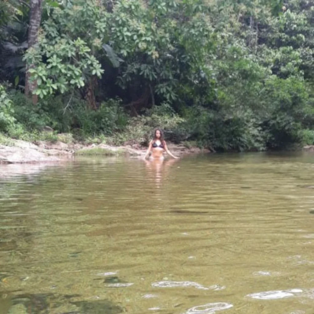 Bañandose en el rio-min