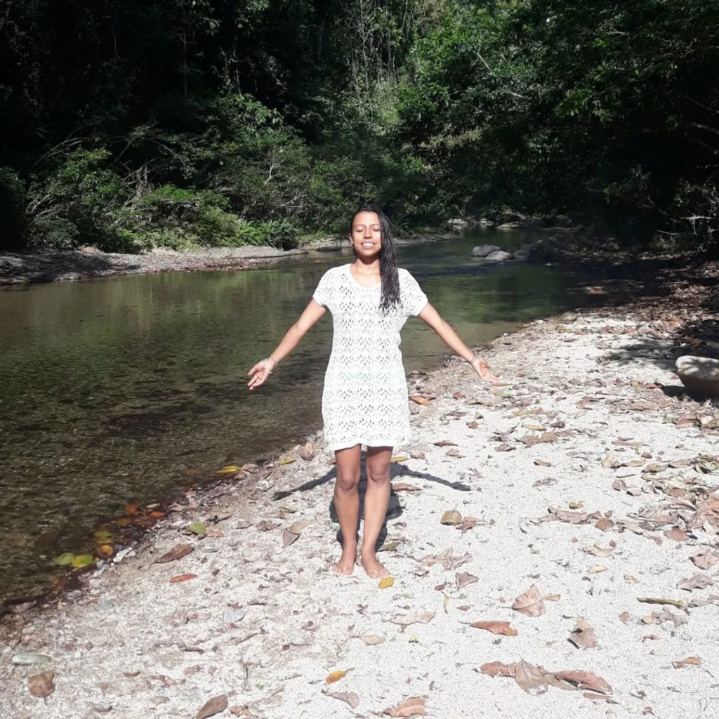 En el rio con brazos abiertos-min