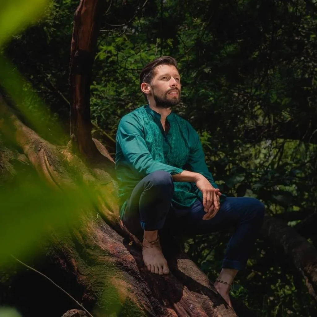 Pensativo en un arbol-min